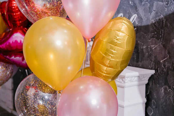 Hög Med Vackra Färgglada Ballonger Födelsedag Koncept — Stockfoto