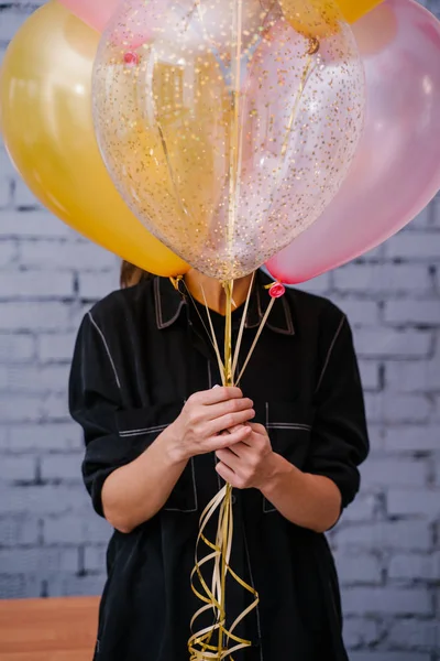 Mujer Joven Sosteniendo Globos Colores Concepto Cumpleaños — Foto de Stock