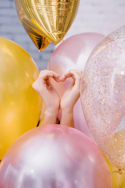 Manos Femeninas Mostrando Signo Del Corazón Entre Globos Colores Concepto — Foto de Stock