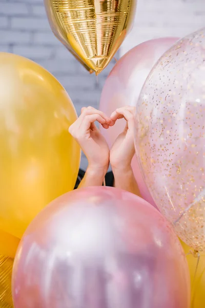 Manos Femeninas Mostrando Signo Del Corazón Entre Globos Colores Concepto — Foto de Stock