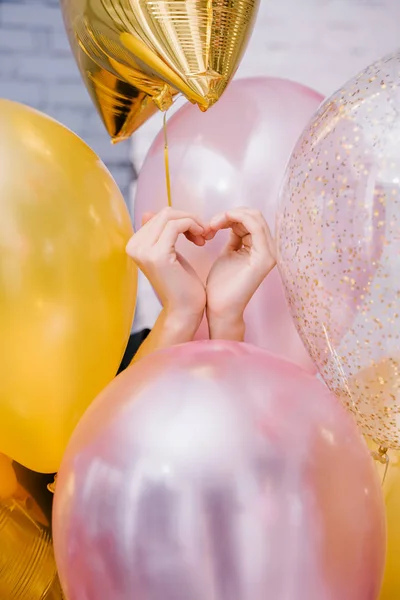 Manos Femeninas Mostrando Signo Del Corazón Entre Globos Colores Concepto — Foto de Stock