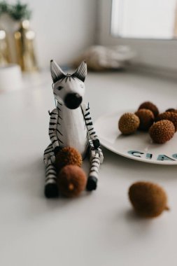 Cam eşik üzerinde Lychee meyve ve oyuncak ile seramik beyaz plaka 