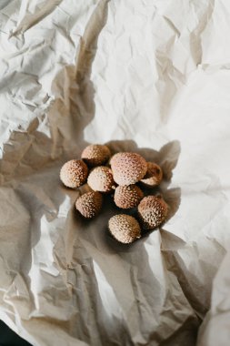 Kağıt arka planda Lychee meyveler, yakın çekim 