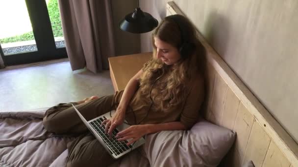 Mooie Vrouw Luisteren Naar Muziek Hoofdtelefoon Het Typen Laptop Toetsenbord — Stockvideo