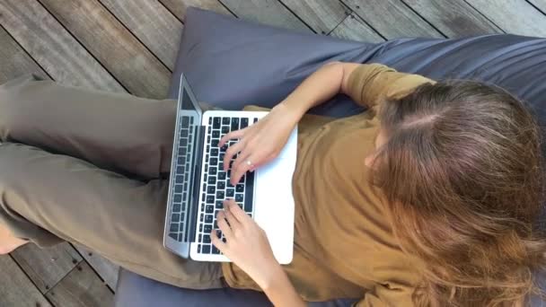 Fiatal Textil Laptop Ülve Beanbag Szék Terasz — Stock videók