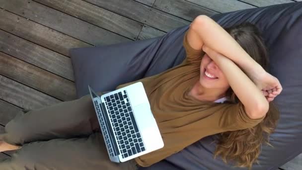 Молода Жінка Працює Ноутбуці Сидячи Стільці Мішків Дерев Яній Терасі — стокове відео