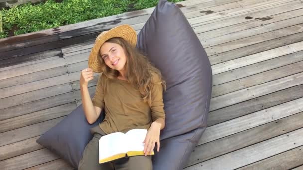 Attraente Donna Con Libro Rilassante Mentre Seduto Sulla Poltrona Beanbag — Video Stock