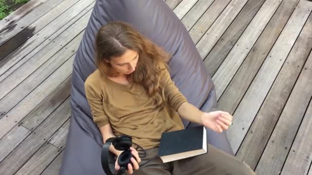 Attraktive Frau Lässiger Kleidung Hört Musik Über Kopfhörer Und Entspannt — Stockvideo