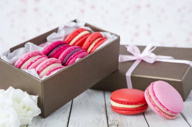 Hediye kutusunda pembe macarons topluluğu.