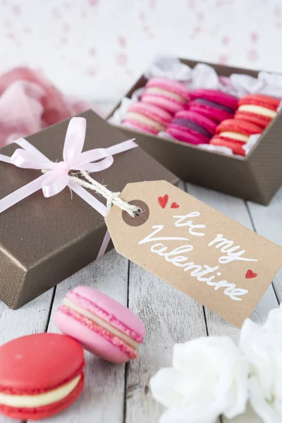 Een Collectie Van Roze Macarons Een Doos Van Gift Voor — Stockfoto