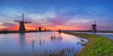 Renkli gökyüzü güneş doğmadan önce geleneksel Hollanda yel değirmenleri. Ünlü doğal fotoğrafı.
