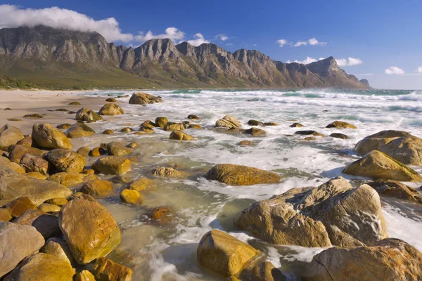 Una Playa Rocosa Bahía Kogel Sudáfrica Con Las Montañas Kogelberg — Foto de Stock