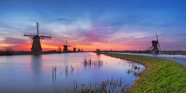 传统的荷兰风车与丰富多彩的天空 只是在日出之前 在著名的风车村拍摄 — 图库照片