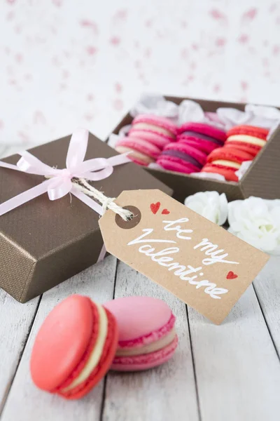 Een Collectie Van Roze Macarons Een Doos Van Gift Voor — Stockfoto