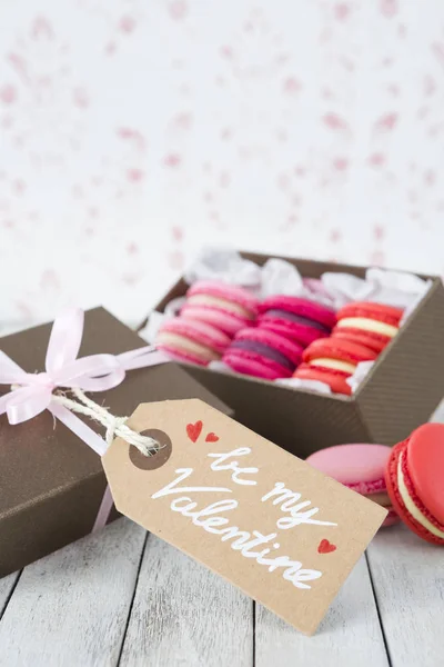 Een Collectie Van Roze Macarons Een Doos Van Gift Voor — Stockfoto