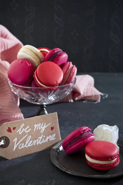 Eine Kollektion Rosa Macarons Für Den Valentinstag lizenzfreie Stockfotos