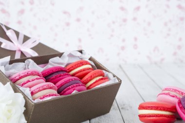 Hediye kutusunda pembe macarons topluluğu.