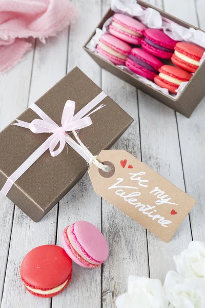 Eine Kollektion Rosa Macarons Einer Geschenkbox Zum Valentinstag Stockbild