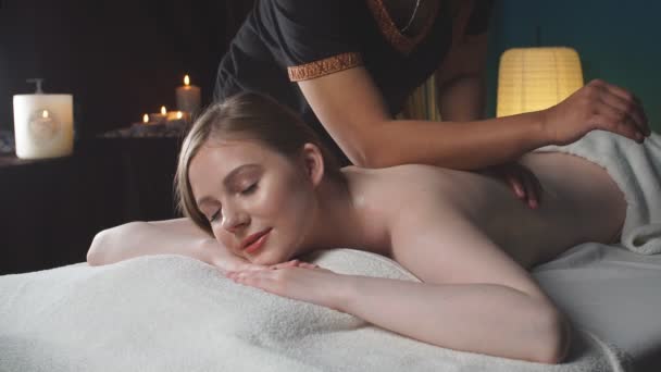 Žena dostává masáž těla v lázeňském salonu