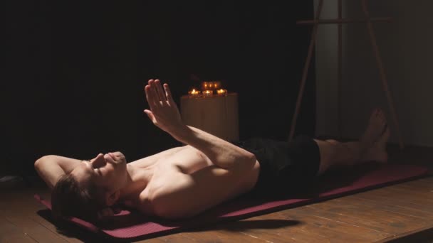 Молодий чоловік з голим торсо мріє лежати на підлозі — стокове відео
