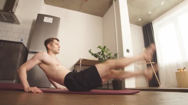 Sportsman fazendo crossfit em casa durante a quarentena. Exercícios de aptidão para perda de peso . — Vídeo de Stock