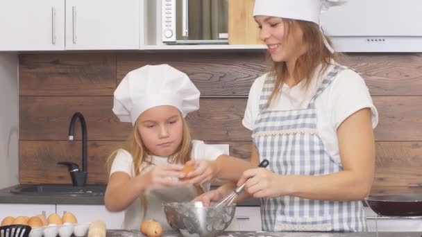 Pequeño Chef con la ayuda de mamá preparando masa de pizza en la cocina — Vídeo de stock