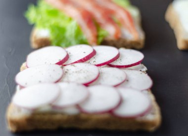 siyah arka plan üzerine sandviç