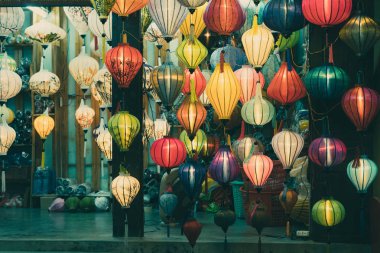 Güzel fener Hoi eski bir şehir. Lisanslı yüksek kaliteli stok görüntü çok fazla fener Satılık ve dekorasyon Hoi An. Hoi An, bir kez Faifo olarak bilinen ve ünlü bir Unesco Dünya miras alanı olarak