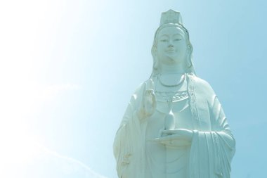 Linh Ung Pagoda, Danang (Da Nang), Vietnam, Bayan Buddha heykeli (Merhamet Bodhisattva) görkemli manzarası. Mavi gökyüzü arka plan üzerinde beyaz Ladybuddha heykeli (Merhamet Bodhisattva)