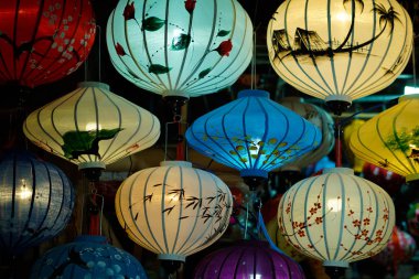Güzel fener Hoi eski bir şehir. Lisanslı yüksek kaliteli stok görüntü çok fazla fener Satılık ve dekorasyon Hoi An. Hoi An, bir kez Faifo olarak bilinen ve ünlü bir Unesco Dünya miras alanı olarak