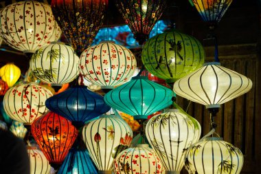 Güzel fener Hoi eski bir şehir. Lisanslı yüksek kaliteli stok görüntü çok fazla fener Satılık ve dekorasyon Hoi An. Hoi An, bir kez Faifo olarak bilinen ve ünlü bir Unesco Dünya miras alanı olarak