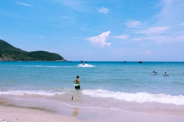 Sahilde tatil oynayan çocuk. Telif kaliteli kum ve plaj yaz havalarda yalnız oynayan çocuk ücretsiz stok görüntü