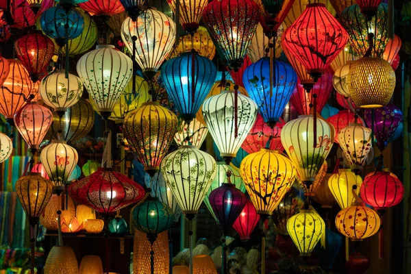 Güzel fener Hoi eski bir şehir. Lisanslı yüksek kaliteli stok görüntü çok fazla fener Satılık ve dekorasyon Hoi An. Hoi An, bir kez Faifo olarak bilinen ve ünlü bir Unesco Dünya miras alanı olarak