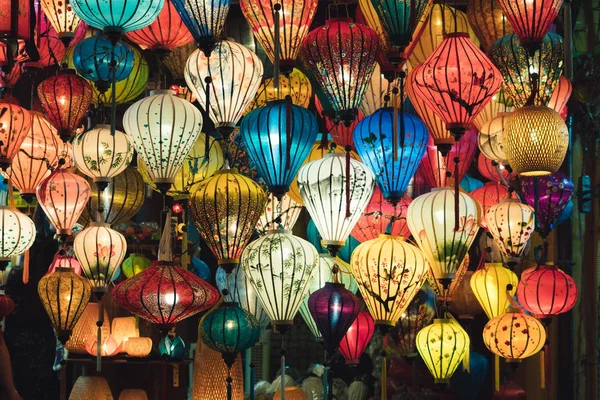 Güzel fener Hoi eski bir şehir. Lisanslı yüksek kaliteli stok görüntü çok fazla fener Satılık ve dekorasyon Hoi An. Hoi An, bir kez Faifo olarak bilinen ve ünlü bir Unesco Dünya miras alanı olarak