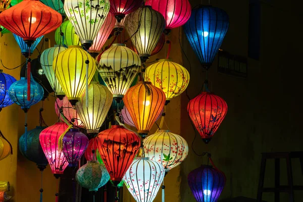Güzel fener Hoi eski bir şehir. Lisanslı yüksek kaliteli stok görüntü çok fazla fener Satılık ve dekorasyon Hoi An. Hoi An, bir kez Faifo olarak bilinen ve ünlü bir Unesco Dünya miras alanı olarak