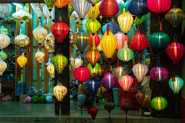 Güzel fener Hoi eski bir şehir. Lisanslı yüksek kaliteli stok görüntü çok fazla fener Satılık ve dekorasyon Hoi An. Hoi An, bir kez Faifo olarak bilinen ve ünlü bir Unesco Dünya miras alanı olarak