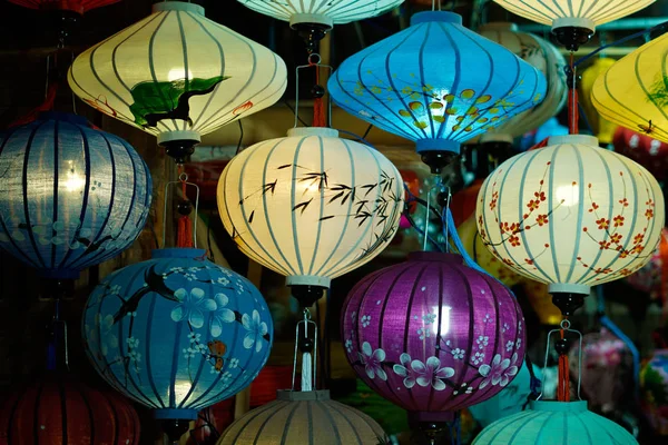 Güzel fener Hoi eski bir şehir. Lisanslı yüksek kaliteli stok görüntü çok fazla fener Satılık ve dekorasyon Hoi An. Hoi An, bir kez Faifo olarak bilinen ve ünlü bir Unesco Dünya miras alanı olarak