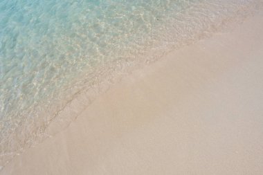 Güzel arka plan temiz plaj yaz aylarında. Lisanslı yüksek kaliteli ücretsiz stok görüntü sahilde kum ve yaz aylarında güneş ile deniz suyu 