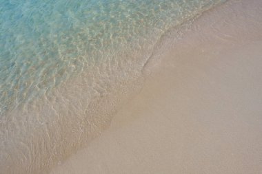 Güzel arka plan temiz plaj yaz aylarında. Lisanslı yüksek kaliteli ücretsiz stok görüntü sahilde kum ve yaz aylarında güneş ile deniz suyu 