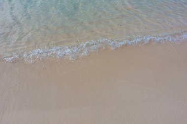 Güzel arka plan temiz plaj yaz aylarında. Lisanslı yüksek kaliteli ücretsiz stok görüntü sahilde kum ve yaz aylarında güneş ile deniz suyu 