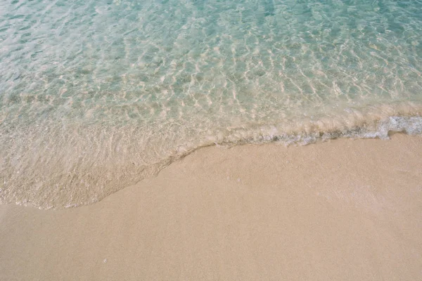 美丽的背景清洁海滩在夏天 皇家高品质免费股票夏季沙滩上的海水与阳光 — 图库照片