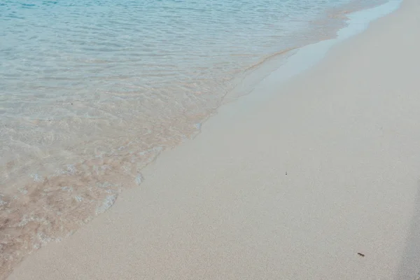 여름에 해변입니다 모래와 여름에 햇빛에 바닷물의 로열티 이미지 — 스톡 사진