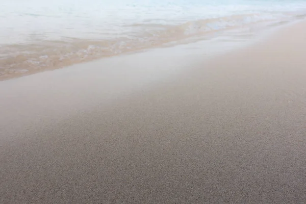 美丽的背景清洁海滩在夏天 皇家高品质免费股票夏季沙滩上的海水与阳光 — 图库照片