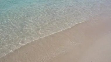 Güzel arka plan temiz plaj yaz aylarında. Lisanslı yüksek kaliteli ücretsiz stok görüntü sahilde kum ve yaz aylarında güneş ile deniz suyu 