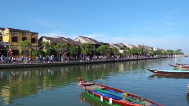 Güneşli bir gün Hoai River ahşap tekne ile eski bir şehir Hoi demir attı. Hoi bir kez Faifo bilinen eski bir şehir. Hoi eski bir şehir Unesco Dünya Mirası, Asya'nın en popüler yerlerinden biri olduğunu