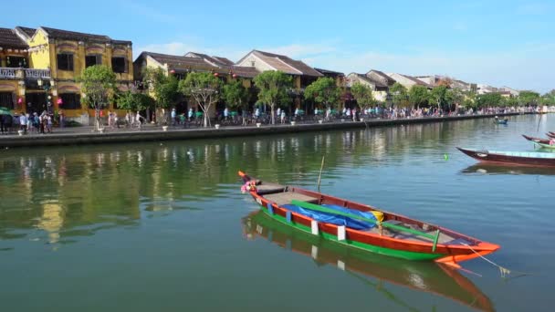 Una Giornata Sole Fiume Hoai Con Barca Legno Ancorato Nel — Video Stock