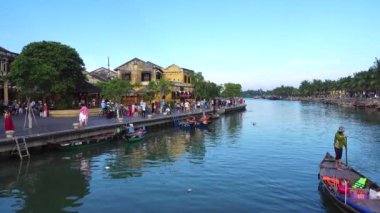 Güneşli bir gün Hoai River ahşap tekne ile eski bir şehir Hoi demir attı. Hoi bir kez Faifo bilinen eski bir şehir. Hoi eski bir şehir Unesco Dünya Mirası, Asya'nın en popüler yerlerinden biri olduğunu