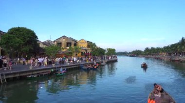 Quang Nam, Vietnam - Mayıs 2018: Güneşli bir günde Hoai River ahşap tekne ile eski bir şehir Hoi demir attı. Hoi bir kez Faifo bilinen eski bir şehir. Hoi eski bir şehir Unesco Dünya Mirası, Asya'nın en popüler yerlerinden biri olduğunu