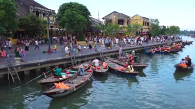 Güneşli bir gün Hoai River ahşap tekne ile eski bir şehir Hoi demir attı. Hoi bir kez Faifo bilinen eski bir şehir. Hoi eski bir şehir Unesco Dünya Mirası, Asya'nın en popüler yerlerinden biri olduğunu
