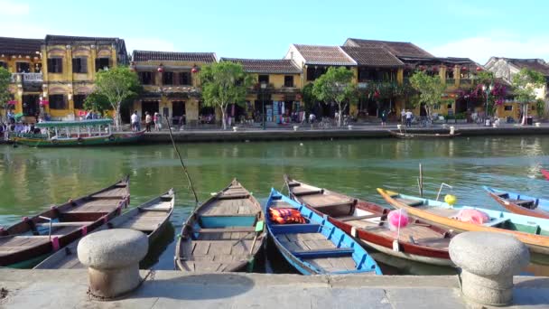 Güneşli Bir Gün Hoai River Ahşap Tekne Ile Eski Bir — Stok video